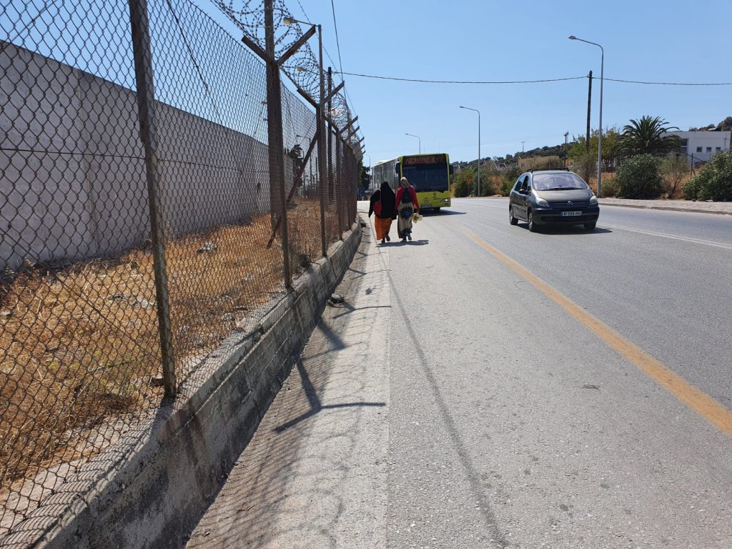Il faut marcher le long de la route pour rejoindre l'arrêt de bus depuis le camp de Kara Tepe. Crédit : InfoMigrants