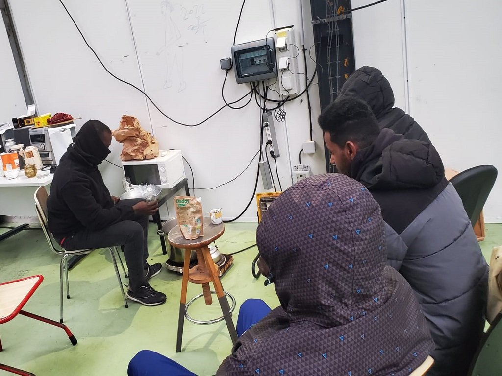 مهاجرون يحتسون الشاي والقهوة في النادي. المصدر: موسى أبوزعنونة / مهاجر نيوز