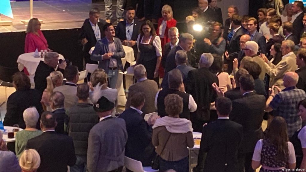 Markus Söder makes sure to shake as many hands as possible as he pushes through the audience at his campaign events. | Photo: Ben Knight, DW
