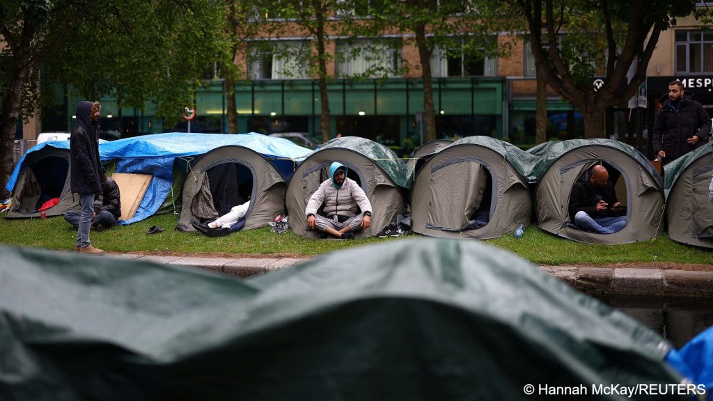 A makeshift camp set up by asylum seekers along the banks of the Grand Canal in Dublin, Ireland, on May 22, 2024 | Photo: Reuters/Hannah McKay