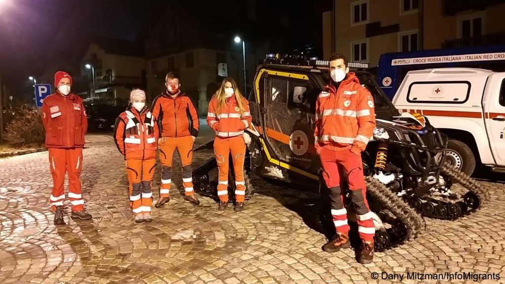 Members of the Red Cross join Alpine Rescue volunteers to try and make sure migrants stay safe | Photo: Dany Mitzman / InfoMigrants