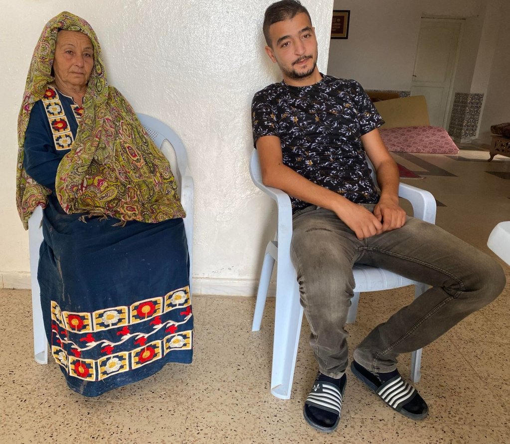 Fatma et son plus jeune fils Ali, dans leur maison de Zarzis. Crédit : InfoMigrants