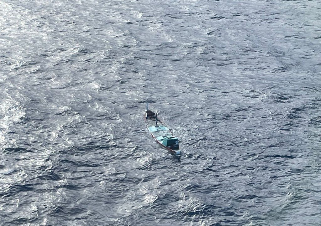 File photo: A cayuco sinking in the Atlantic Ocean on April 29, 2024 | Source: X @salvamentogob (Salvamento Marítimo, Spain's maritime rescue service)