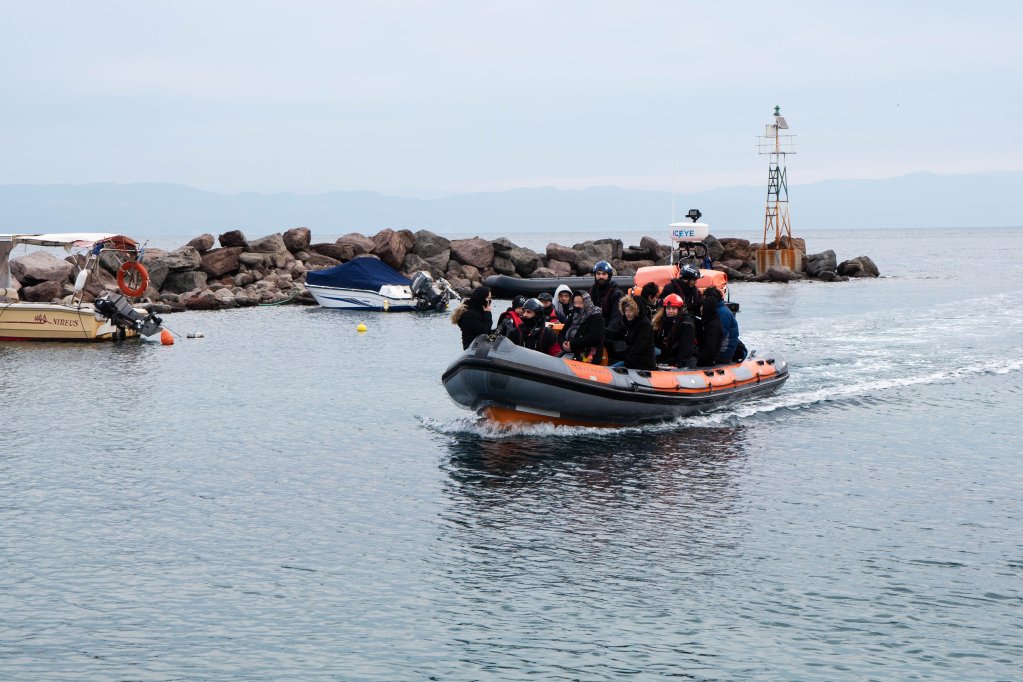 L'équipage de l'ONG Refugee Rescue débarque des migrants dans le village de Skala Sikamineas, sur l'île de Lesbos après un sauvetage en mer Égée, en janvier 2020. Crédit : Julie Bourdin