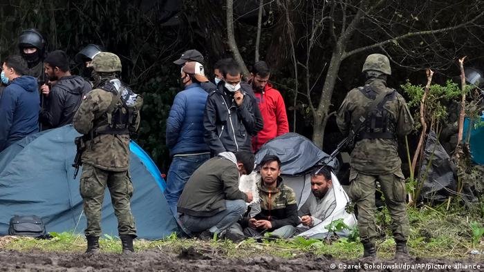 Des gardes-frontières encerclent les migrants à la frontière entre la Pologne et la Biélorussie |  Photo : alliance d'images