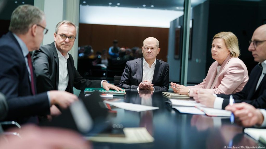 Olaf Scholz (center) and Nancy Faeser (right) have blamed the Bavarian authorities for failing to deport the Aschaffenburg attack suspect | Photo: Jesco Denzel/BPA/dpa/picture alliance
