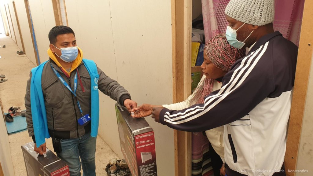 UNHCR distribute heaters to asylum seekers on the Greek island of Lesbos | Source: UNHCR Greece twitter @UNHCRGreece