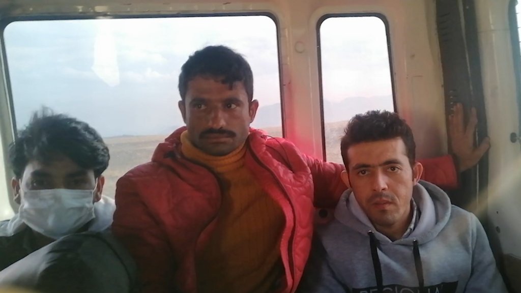 Ali a voyagé avec 16 autres passagers dans un mini-van pour rejoindre la frontière entre le Pakistan et l’Iran | Photo : Ali Virk