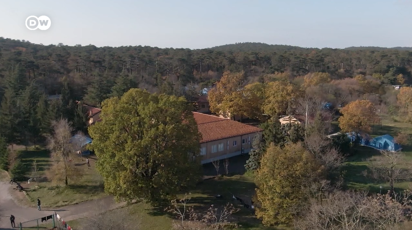 According to a DW report from January 2023, the 'lucky' migrants and asylum seekers found accommodation in this former scout's home, with unheated tents in the ground, but it is often full | Source: DW TV report from FVG January 2023
