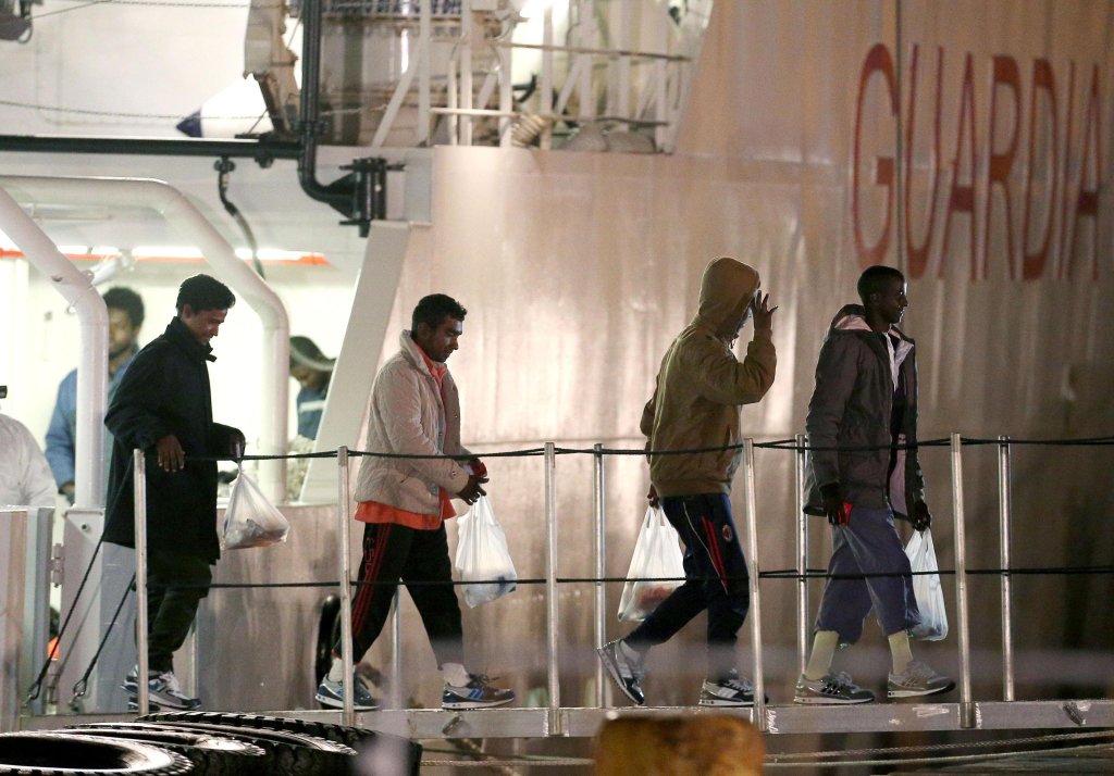 Four migrants disembark from the Gregoretti | Photo: ANSA/ALESSANDRO DI MEO