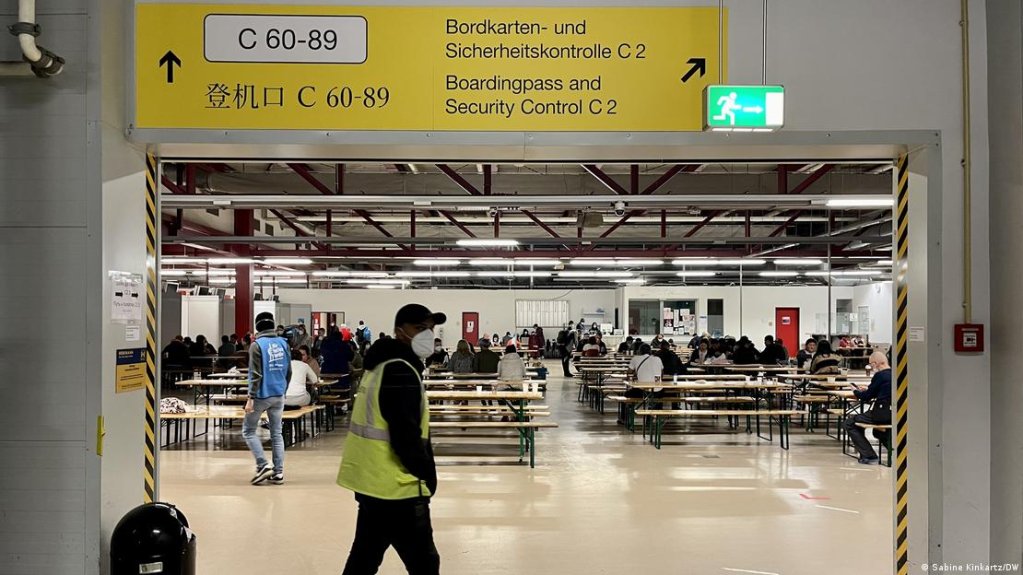 Aid organizations provide many services for refugees at the former airport | Photo: Sabine Kinkartz/DW