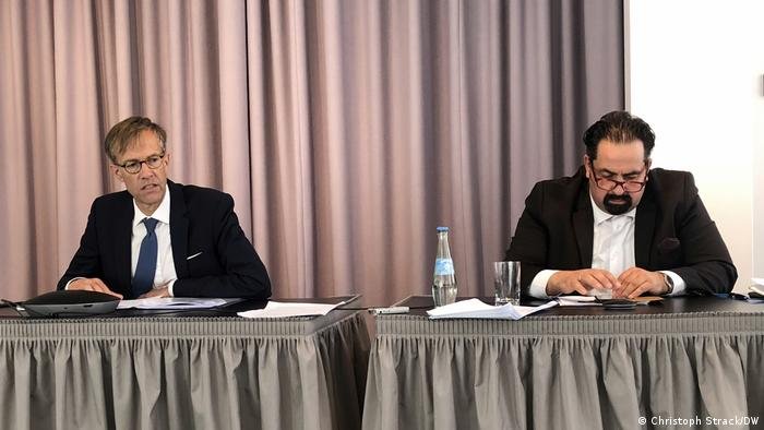 المفوض الخاص لمجلس أوروبا المعني بشؤون معاداة السامية ومعاداة المسلمين دانيل هولتغن مع رئيس المجلس المركزي للمسلمين في ألمانيا أيمن مزيك.