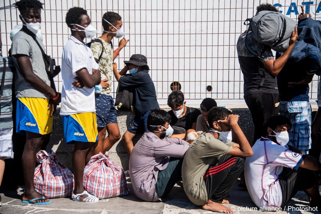 Migrants and refugees allowed to disembark at Italian ports like Lampedusa (seen here) still have to go through lengthy bureaucratic procedures before even applying for asylum | Photo: picture-alliance/Photoshoot