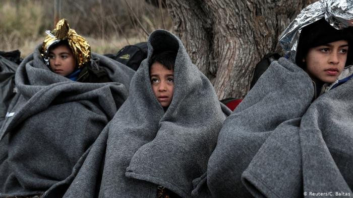 Reuters/C. Baltas | أطفال مهاجرين في جزيرة ليسبوس اليونانية. ألمانيا ولوكسمبورغ يعتزمان استقبال العشرات منهم.
