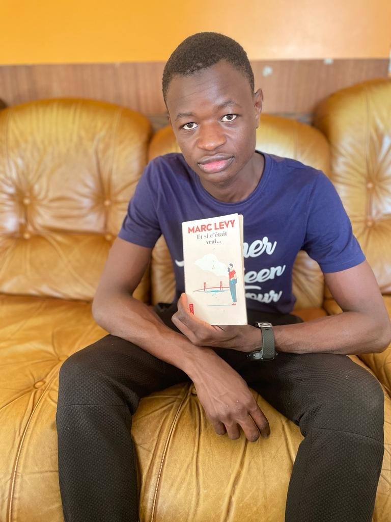 مال، لاجئ مالي، يحب أن يقرأ الروايات والكتب المتعلقة بتاريخ فرنسا. المصدر: المهاجر أرسل الصورة