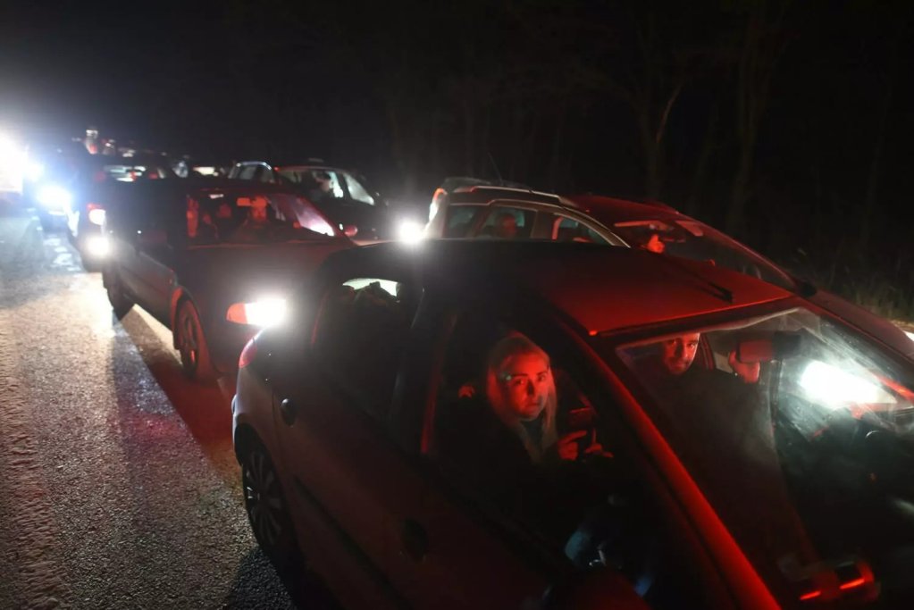 Un embouteillage d'une trentaine de kilomètres s'est formé dans la soirée du 25 février tandis que des milliers de civils ukrainiens affluaient vers la frontière polonaise. Crédit :  Mehdi Chebil