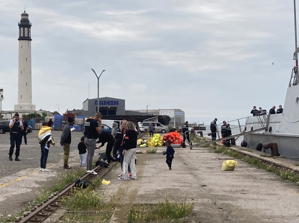 Les migrants rescapés du naufrage du jeudi 12 août 2021, au port de Dunkerque. Crédit : Utopia 56