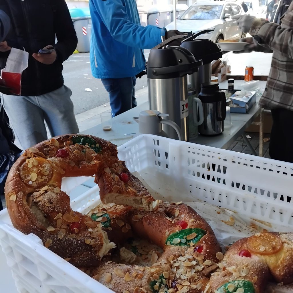 Volunteers hand out hot drinks and food to those without shelter in Badalona, January 2026 | Photo: Judit Alonso