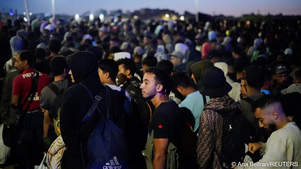 Police relocates hundreds of migrants to a new facility following the mass crossing of migrants at the border with Morocco in Ceuta, Spain, September 13, 2026 | Photo: Ana
Beltran/Reuters