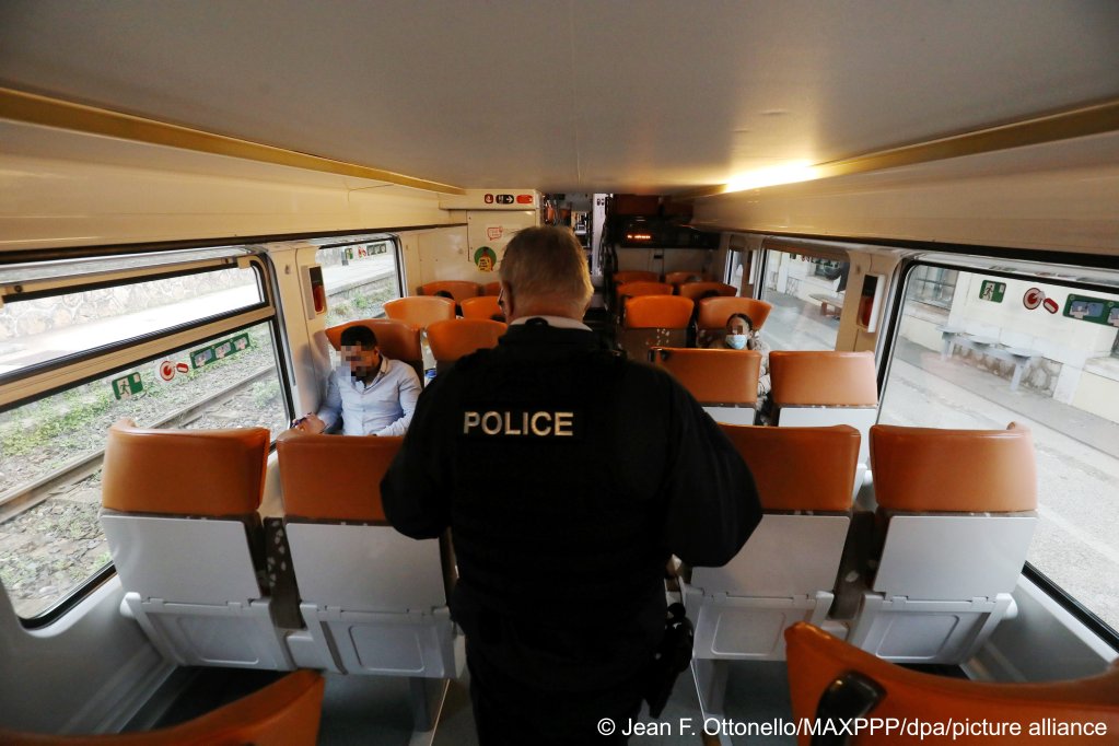 Migrant controls on trains from Ventimiglia in Italy at Menton Garavan station by the national police and the civil reserve | Photo: Jean François Ottonello / picture alliance / dpa / MAXPPP