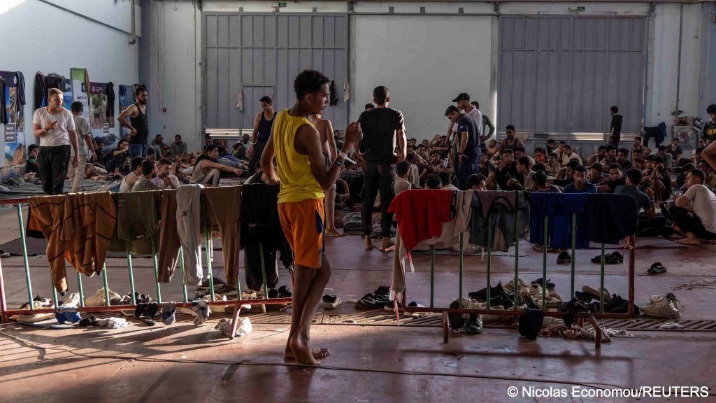 Newly-arrived migrants are sheltered in a municipal hall, in the town of Agyia, on the island of Crete, Greece, July 10, 2025 | Photo: REUTERS/Nicolas Economou