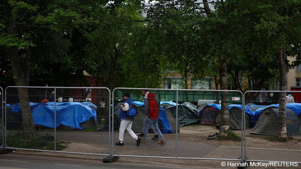 A makeshift camp set up by asylum seekers along the banks of the Grand Canal in Dublin, Ireland, on May 22, 2024 | Photo: Reuters/Hannah McKay