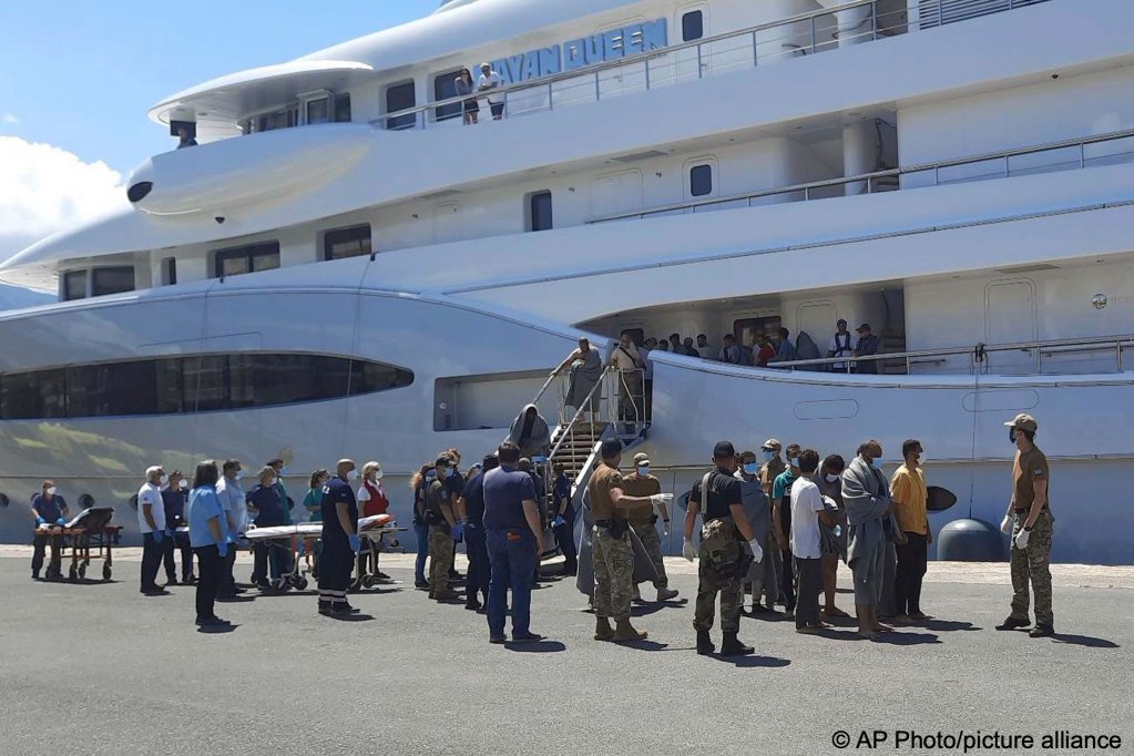 Survivors arrive by yacht after a rescue operation at the port in Kalamata town, about 240 kilometers southwest of Athens, on Wednesday, June 14, 2023 | Photo: AP/picture-alliance