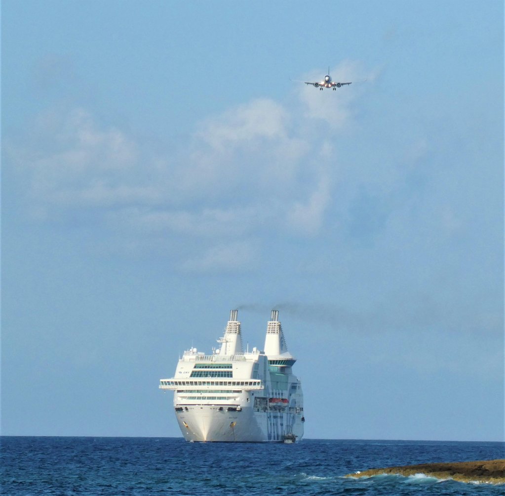 The Rhapsody ship, where 868 migrants are in quarantine | Photo: ANSA/Elio Desiderio
