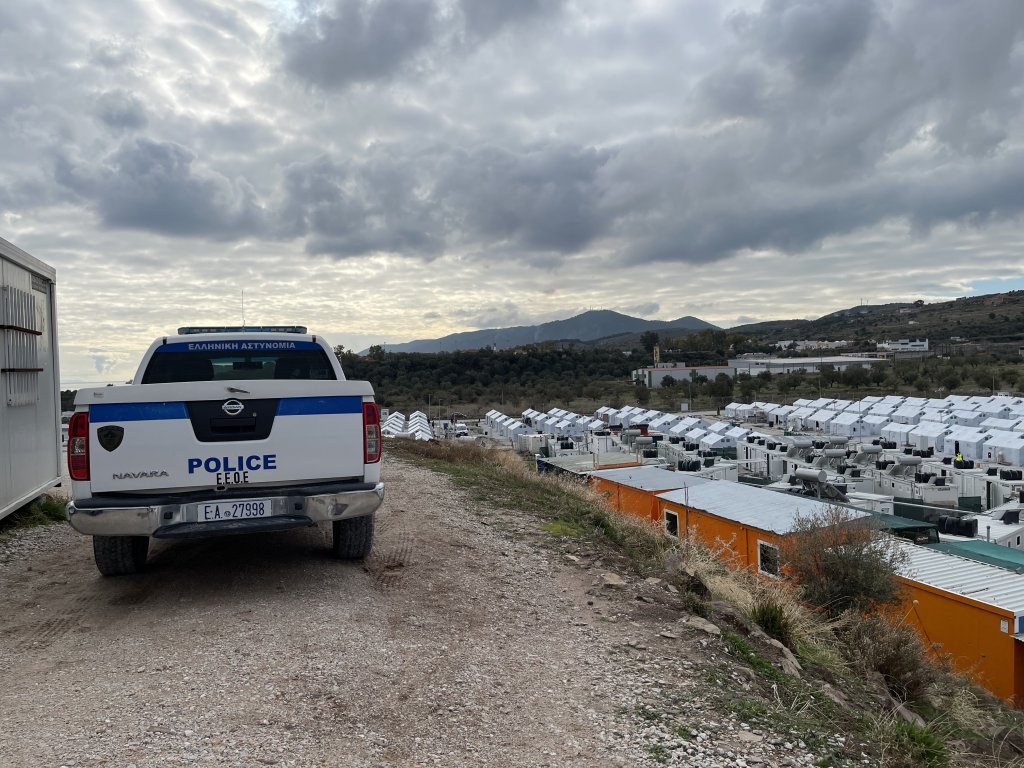سيارة شرطة يونانية في مخيم "مافروفوني" في ليسبوس. المصدر: مهاجرنيوز
