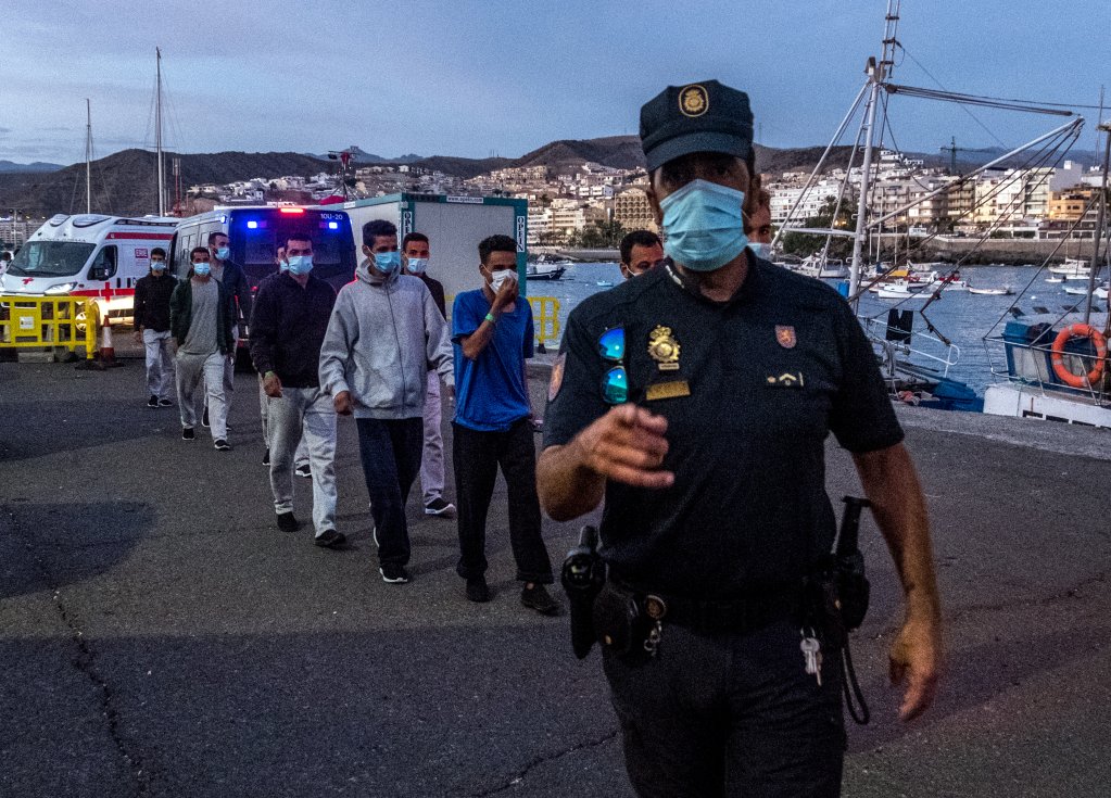 En arrivant à Grande Canarie, les migrants sont pris en charge par la police. Crédit : Javier Bauluz