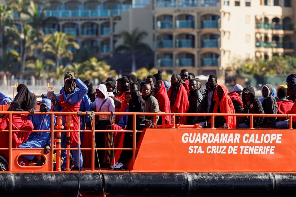 نُقل المهاجرون الناجون إلى جزيرة غران كاناريا. 26 نيسان/أبريل 2022. المصدر: رويترز