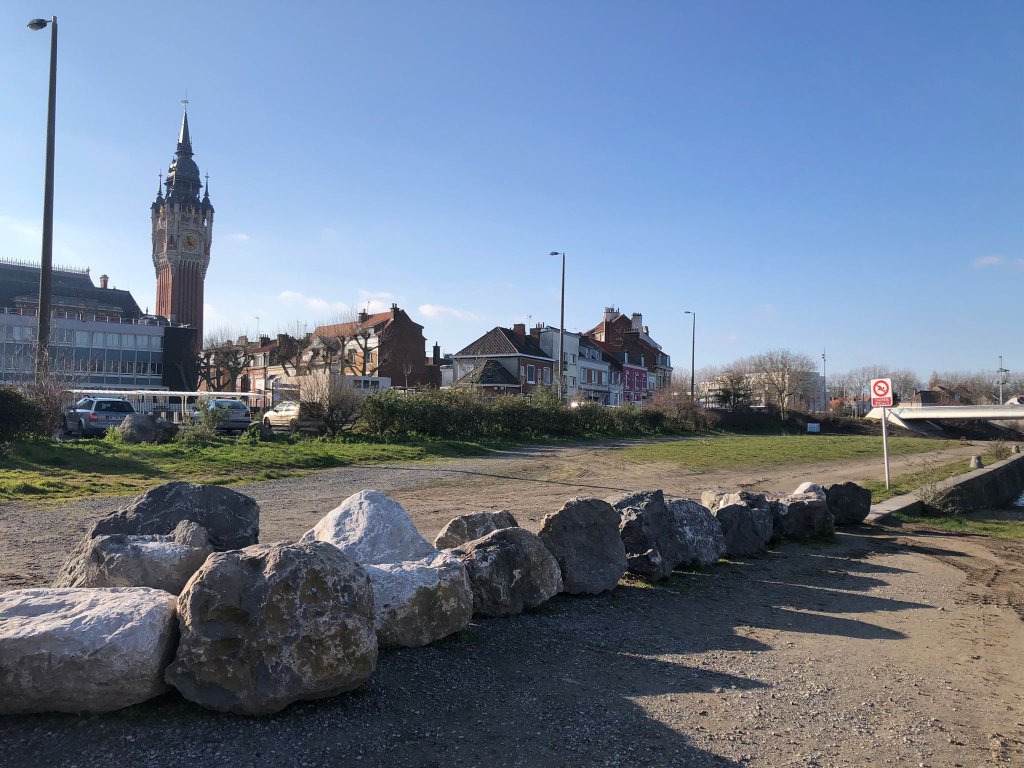 Le passage menant à la cuve d'eau sur le quai Andrieux est bloqué par les rochers. Calais, 1er mars 2023. Crédit : Calais Food Collective