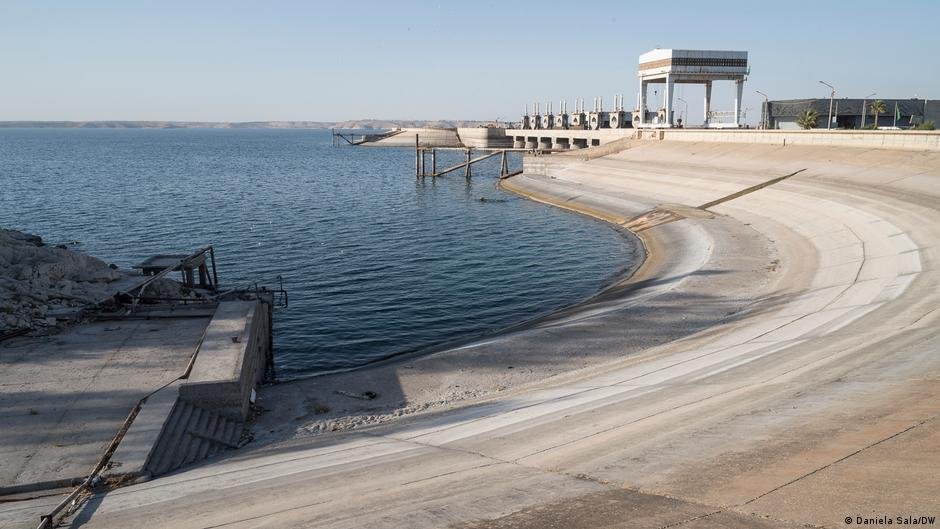 The dry basin rim of the Tabqa Dam shows how much the water level of Lake Assad has dropped | Photo: Daniela Sala/DW