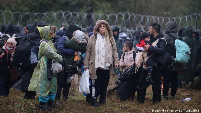 Leonid Scheglov/BelTA/REUTERS | في حين لايزال مئات العراقيين عالقين على الحدود بين بيلاروسيا وبولندا، يحزم آخرون حقائبهم للسفر إلى بيلاروسيا!