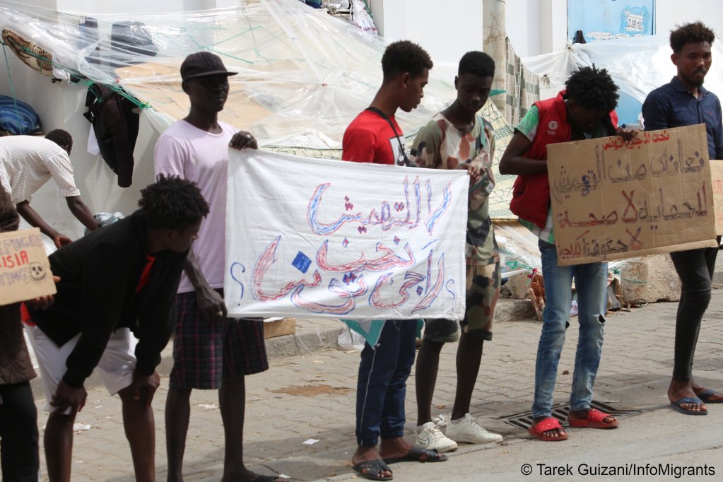 Refugees who live in Tunis say that their demands are not listened to on an equal basis with those of the refugees from the south, leading to problems at the sit-in demonstration outside the UNHCR office. May 2022 | Photo: Tarek Guizani / InfoMigrants