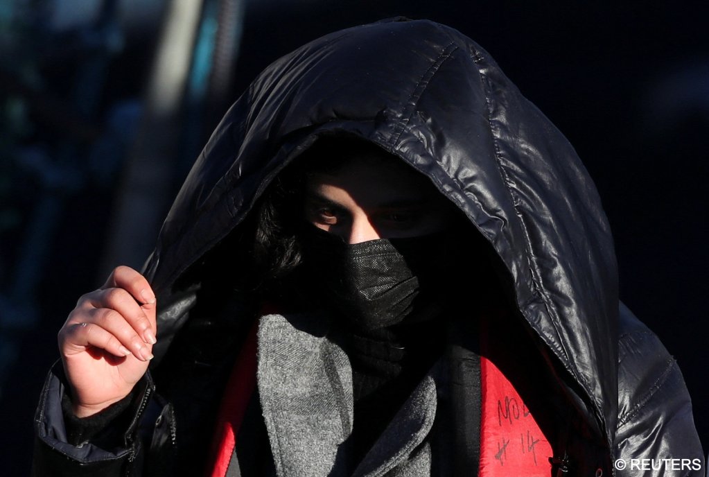 A migrant arrives in the port of Dover after being rescued | Photo: Peter Cziborra / Reuters
