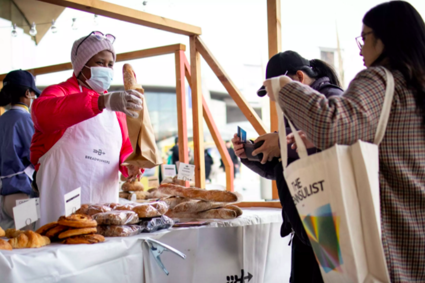 Breadwinners offers asylum seekers and refugees work experience and paid employment on their market stalls in London and nearby Brighton | Photo: Tolga Akmen/AFP