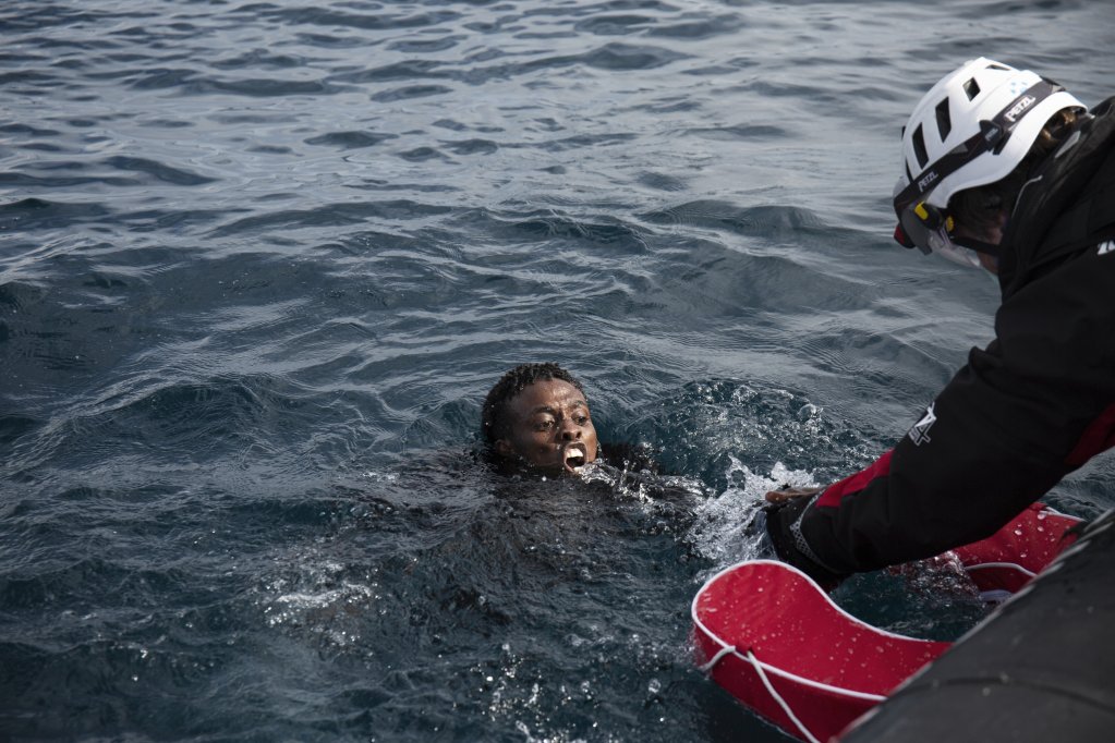 Des migrants ont sauté d'un patrouilleur libyen pour rejoindre le Sea Watch 4 à la nage. Crédit : Sea-Watch