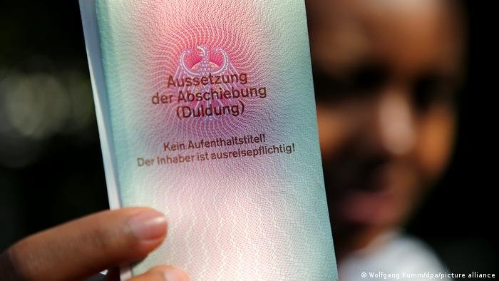 Rejected but tolerated — the provisional ID spells it out | Photo: Wolfgang Kumm / dpa / picture alliance