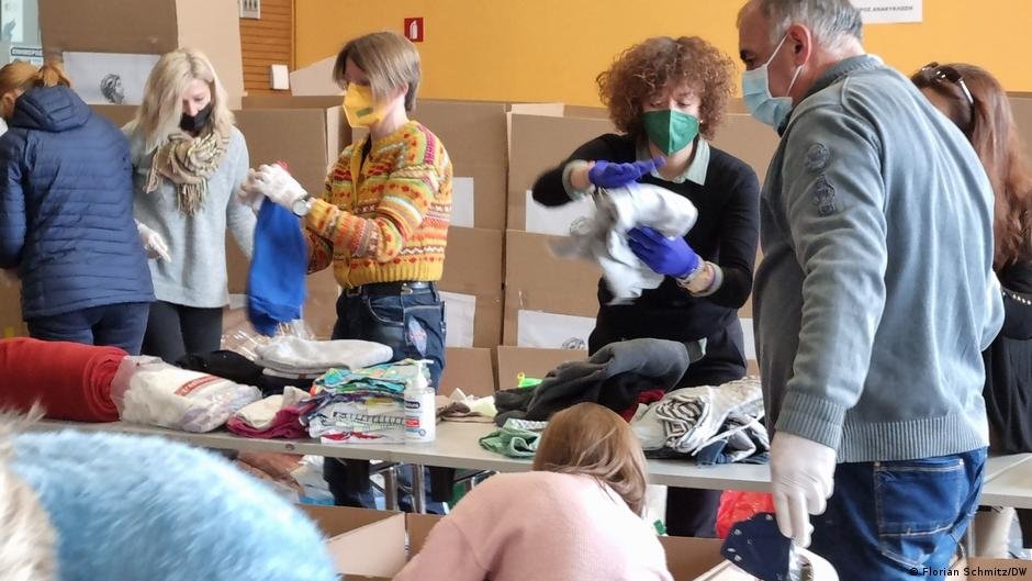 Volunteers have been bundling up aid packages for Ukraine | Photo: Florian Schmitz/DW