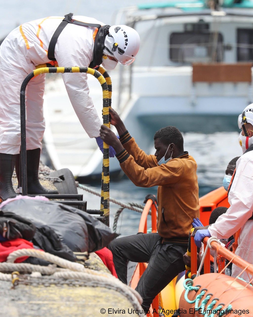 Spanish Salvamento Maritimo members rescue a total of 45 migrants who traveled on board a small boat trying to reach the Canary Islands on June 20, 2021 | Photo: Elvira Urquijo/EFE/imago