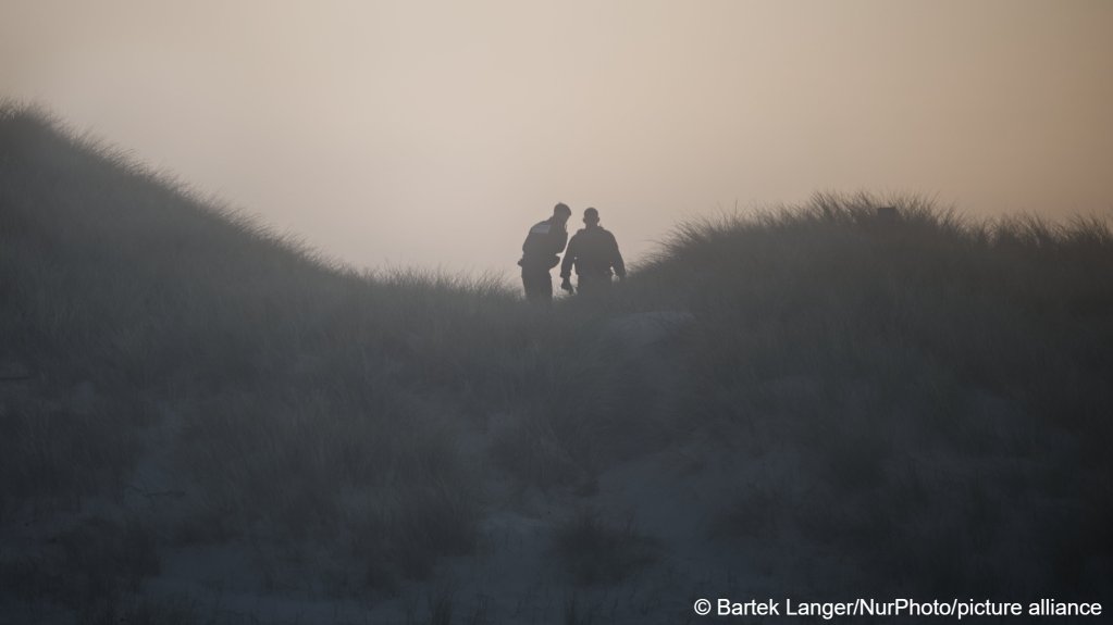 French Police search for migrants in the sand dunes on the coast of Wimereux, Northern France, in April 2025 | Photo: Bartek Langer/NurPhoto/picture alliance