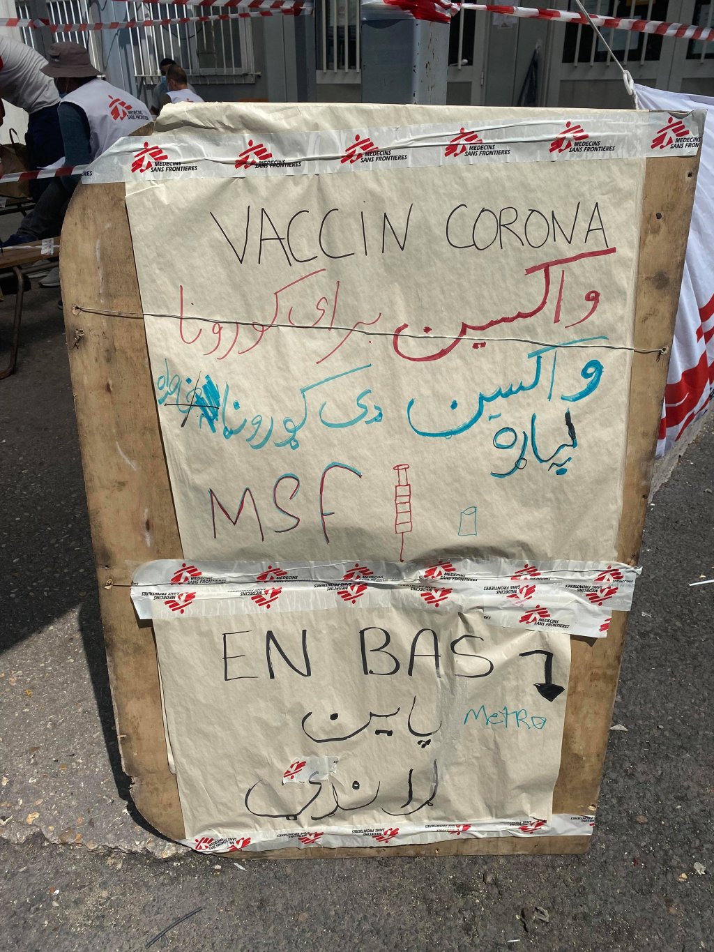 MSF s'est installée dans le nord de Paris pour vacciner les personnes en situation d'errance. Crédit : InfoMigrants