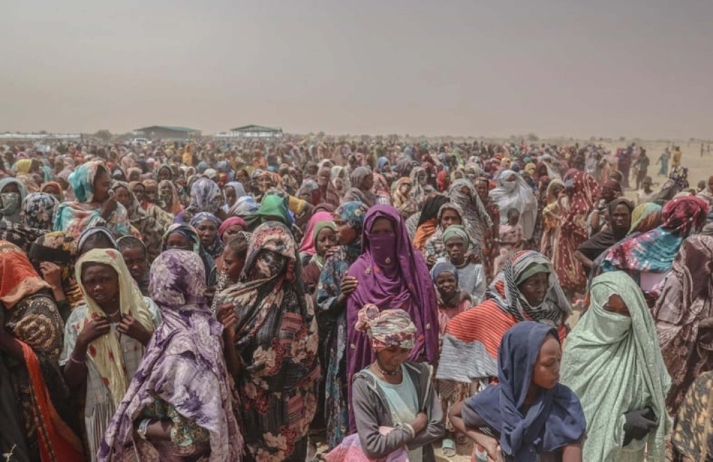 Thousands of refugees have just arrived from the region of northern Darfur, in Sudan, as they wait for food at the border crossing of Tiné, in Chad | Photo: Caitlin Kelly / UNHCR
