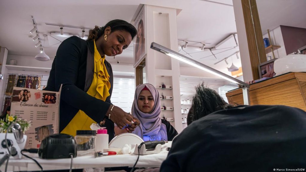 Senegalese migrant Khady Wade Balde takes care of a client inside her beauty salon on the outskirts of Agadir | Photo: Marco Simoncelli/DW