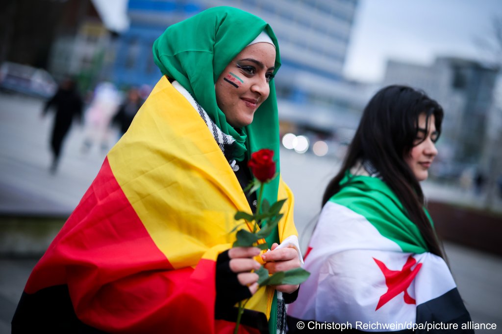 Syrians celebrate the fall of the Assad regime in Duisburg, Germany, December 10, 2024 | Photo: picture alliance/Christoph Reichwein