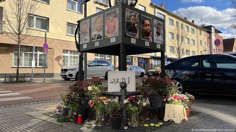 A makeshift memorial has been created in Hanau for the victims of the shooting | Photo: Mesut Zeyrek/AA/picture-alliance