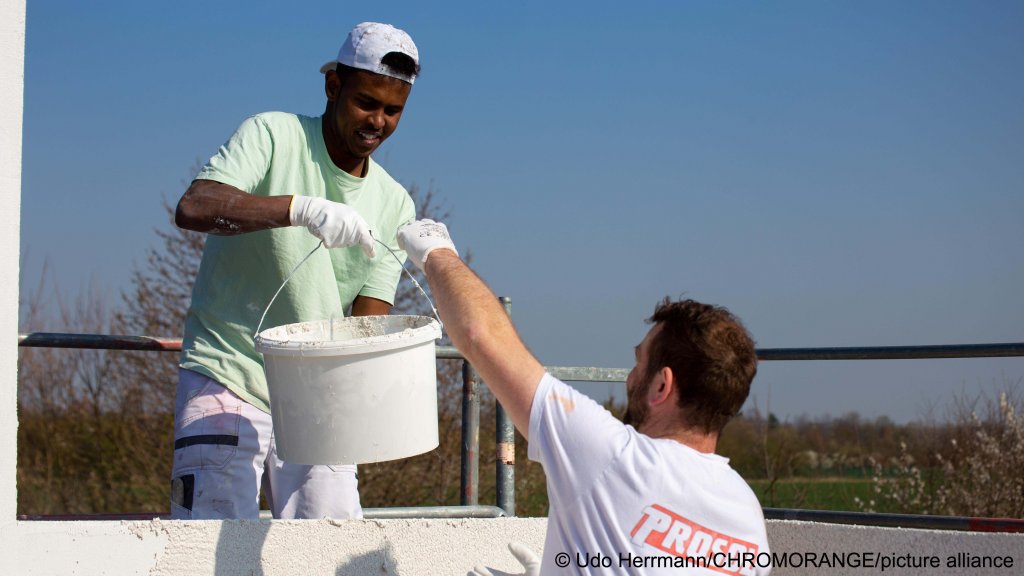 A Somalian refugee working for a painting company in Germany as an apprentice, photographed in March 2022 | Photo: Udo Herrmann/CHROMORANGE/picture alliance