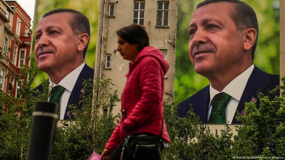 Will Erdogan secure another five years of leadership? That is the question on the minds of many voters ahead of the run-off vote | Photo: Emrah Gurel/AP/picture-alliance