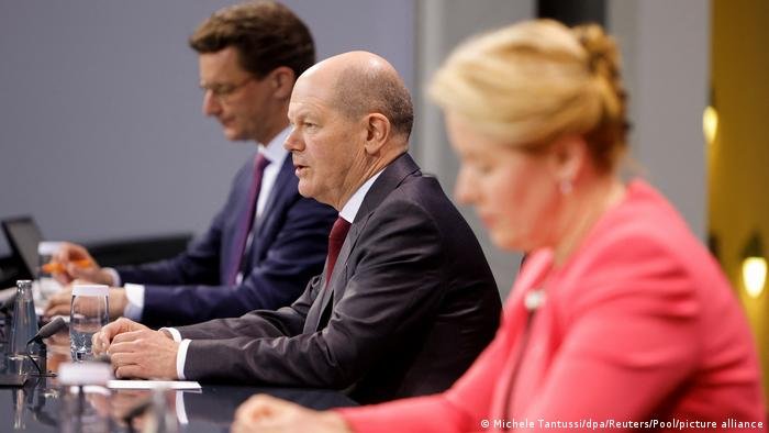 State Premier Wüst (l.), Chancellor Olaf Scholz (c.), and Berlin Mayor Franziska Giffey announced the cost-sharing plan last week | Photo: Michele Tantussi / dpa / Reuters pool / picture alliance